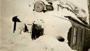 Locomotive 10101 in slide near Kyle